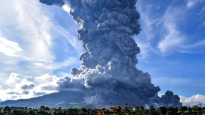 [서소문사진관] 인니 시나붕 화산구름 해발 9000m까지 치솟아