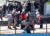 10일 오전(현지시간) 헝가리 부다페스트 다뉴브강 머르기트 다리 인근의 유람선 &#39;허블레아니호&#39; 침몰 현장에서 헝가리 관계자들이 선체인양을 위한 와이어 연결 작업을 하고 있다. [뉴스1]