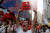 9일 홍콩에서 벌어진 &#39;범죄인 인도 법안&#39; 반대 시위에서 한 남성이 &#39;중국으로의 송환을 반대한다&#39;는 팻말을 높이 들고 있다. [로이터=연합뉴스] 