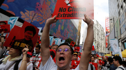 홍콩 시민 100만명 거리로 뛰쳐나와 ‘중국 송환법 반대’ 시위 