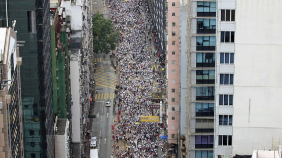  700만 홍콩서 100만 시위···"中내정간섭 5년 분노 터졌다"