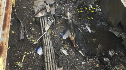 [서소문사진관]뉴욕 한복판 헬기 추락··· 9·11 악몽에 떤 시민들