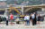 10일(현지시간) 헝가리 부다페스트 다뉴브강 머르기트 다리 인근에서 시민들이 허블레아니호 인양 준비 작업을 지켜보고 있다.   [연합뉴스]