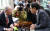 황교안 자유한국당 대표가 10일 오후 서울 용산 전쟁기념관 군사 편찬연구 자문위원장실을 방문해 백선엽 장군(예비역 대장)과 이야기를 나누고 있다. 오종택 기자