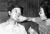 1973년 8월 8일 도쿄에서 납치된 김대중 전 대통령이 14일 서울 동교동 자택으로 돌아온 뒤 이 여사가 상처를 치료하고 있는 모습. [중앙포토]