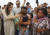 안젤리나 졸리가 8일 베네수엘라와 맞닿은 콜롬비아 국경도시 마이카오의 유엔난민 캠프를 방문, 베네수엘라 난민들을 만나고 있다.[AP=연합뉴스]
