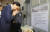 하토야마 유키오 전 일본 총리가 2015년 8월 12일 오후 서울 서대문형무소를 방문 요옥사를 찾아 유관순 열사에 열사에 대한 설명을 듣고 유관순 열사가 수감됐던 요옥사 내 8호 감방 앞에서 헌화를 했다. 허리를 숙이고 두손을 모아 예를 갖추고 있다. [공동취재단]