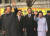 2000년 노벨상을 수상하고 귀국한 김대중대통령과 부인 이희호 여사가 시청 앞에서 환영나온 시민들과 인사를 나누고 있다. [중앙포토]
