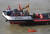 지난 6일(현지시간) 헝가리 부다페스트 유람선 침몰 사고 현장인 머르기트 다리 인근에서 한 선박이 소나 장비(수중음파탐지기)를 이용해 작업을 하고 있다. [연합뉴스]