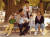 김대중 대통령 당선자와 부인 이희호 여사가 공원에서 손자 손녀들과 즐거운 시간을 보내고 있다.[중앙포토]