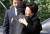 2009년 10월 21일 이희호 여사(오른쪽)가 경남 김해 봉하마을을 처음으로 방문해 권양숙 여사를 안고 있다. [연합뉴스]
