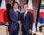 지난 해 9월 유엔 총회에 참석한 문재인 대통령과 아베 신조 일본 총리가 미국 뉴욕 파커 호텔에서 만나 악수하고 있다. [연합뉴스]