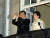 2000년 김대중 대통령과 이희호 여사가 오슬로 그랜드호텔 발코니에서 시민들이 노벨평화상수상을 축하하자 손을 들어 인사하고 있다. [중앙포토]