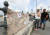 지난 5일(현지시간) 헝가리 부다페스트 다뉴브강 머리기트 다리 남단 인근에 그레이터 그레이스 국제 고등학교 학생들이 준비한 추모 메모가 붙어 있다. [연합뉴스]