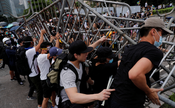  12일 범죄인 인도법 개정안에 반대하기 위해 거리로 나온 홍콩 시위대 모습. [로이터=연합뉴스]