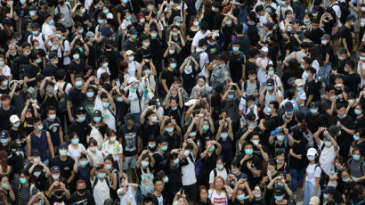 '분노한 홍콩' 수만명 도로 점거…경찰, 최루탄·물대포 무력 충돌