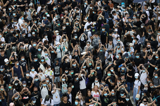 '분노한 홍콩' 수만명 도로 점거…경찰, 최루탄·물대포 무력 충돌