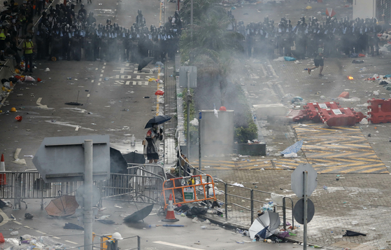 12일 범죄인 인도법 개정안 시위 현장. [AFP=연합뉴스]