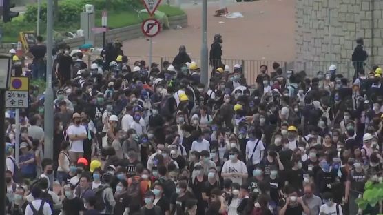 홍콩 시민들 의회 봉쇄, 물대포·최루탄 경찰과 충돌