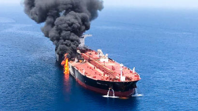 아베, 이란서 중재외교한 날···日선박 호르무즈 해협 피격