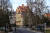 칼스바트에 있는 쇼팽 스파 하우스의 모습. 쇼팽과 그의 부모는 1835년 8월 15일부터 한 달을 칼스바트에서 보냈다. 그들이 묵었던 호텔이 있던 일대의 건물은 1900년대 후반에 철거되었다. 쇼팽과 상관없는듯한 사진 속의 호텔은 19세기 말에 지어졌다. 1895년 지금의 이름으로 바뀌었다. Luber Ferenc 사진, 2017. [사진 Wikimedia Commons]