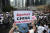 홍콩 시위 참가자가 중국으로의 범죄인 인도에 반대한다는 팻말을 들고 있다. [EPA=연합뉴스]
