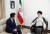 13일(현지시간) 이란의 최고지도자 하메네이(오른쪽)과 아베 신조 일본 총리가 만나 중동의 긴장완화에 대해 대화를 나누고 있다. [EPA=연합뉴스]