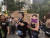 14일 오후 홍콩섬 차터 가든에서 열린 홍콩 어머니 집회에 참석한 시민이 송환법 처리 반대 피켓을 들고 있다. [홍콩=신경진 기자]