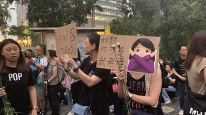 촛불 대신 플래시 켠 홍콩인···'임을 위한 행진곡'이 울렸다