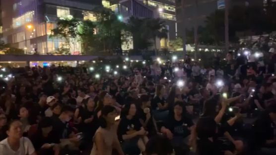 촛불 대신 플래시 켠 홍콩인···'임을 위한 행진곡'이 울렸다