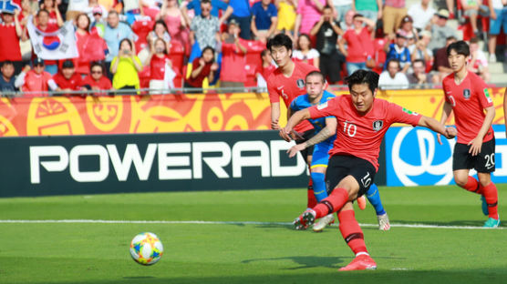 ‘이강인 선제골’ 정정용호, 전반 1-1 마감...'역사'는 후반에