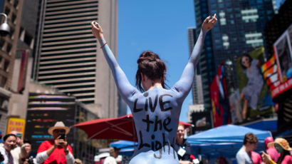 [서소문사진관]'분열을 저지하라' 뉴욕 한복판 알몸 시위대 등장