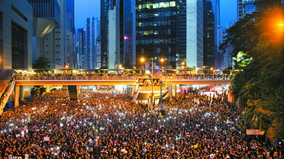 “행정장관 하야” 홍콩 144만 시위…1명은 투신 사망