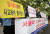 공정사회를 위한 국민모임 회원들이 지난 4월 24일 서울 관악구 서울대학교 정문 앞에서 기자회견을 열고 서울대와 고려대의 정시 확대를 촉구하고 있다. [뉴스1]