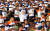 나렌드라 모드 인도 총리가 지난해 6월 21일 우타라카헨드에서 &#39;세계 요가의 날&#39;을 기념해 학생들과 요가를 즐기고 있다. [EPA=연합뉴스]