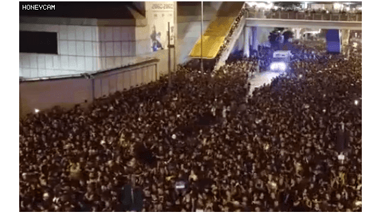 구급차 지나자 '모세의 기적'…144만 홍콩시위대 감동 장면