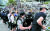 &#39;범죄인 인도법&#39; 반대에 나선 홍콩 시위대가 경찰의 진압 작전을 막기 위해 바리케이드를 치고 있다. [로이터=연합뉴스]