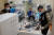 서울 동작구 보라매병원 응급실에서 한 환자가 의료진의 통제에 따르지 않고 폭력적인 언행을 계속하자 보안 직원들이 대응하고 있다. (이 사진은 기사와 직접적인 관련이 없음) [연합뉴스]