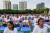  16일 태국 방콕의 철랄롱코른 대학에서 &#39;세계 요가의 날 을 맞아 시민들이 요가를 즐기고 있다. [AFP=연합뉴스]