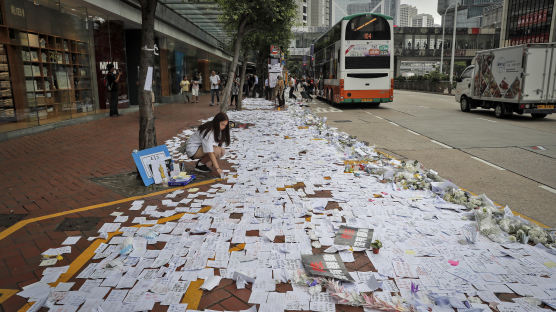 [서소문사진관]홍콩 시민들 '송환법' 반대 고공시위 희생자 애도 물결