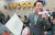  이웅렬 코오롱그룹 전 회장이 2017년 4월 충북 충주시 코오롱생명과학 충주공장에서 열린 ‘인보사 성인식 토크쇼’에 참석한 모습. 화이트보드에 쓰인 ‘981103’란 숫자는 인보사 사업보고서를 받아본 연월일을 의미한다. [코오롱그룹]