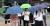 18일 서울 등 수도권 지역에서는 오전까지 천둥.번개와 함께 강한 비가 이어지겠다고 기상청이 예보했다. 비가 내린 지난 10일 오전 서울 세종대로 광화문사거리에서 우산을 쓴 시민들이 출근길 발걸음을 재촉하고 있다. [뉴스1]