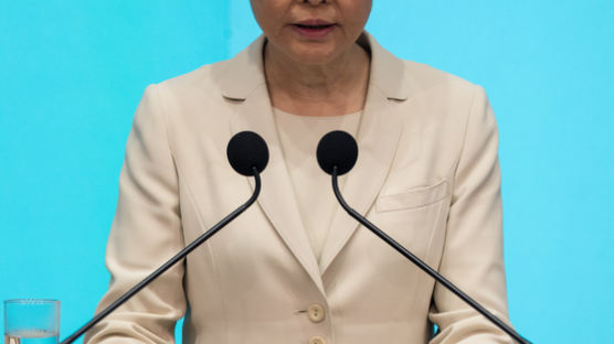 “홍콩 정부 대처 잘못” 사과한 캐리 람 장관, 사임은 거부 