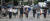 서울 세종대로 광화문사거리에서 우산을 쓴 시민들이 출근길 발걸음을 재촉하고 있다. [뉴스1]
