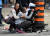 17일(현지시간) 캐나다 온타리오주 토론토 네이선 필립스 광장에서 열린 미국프로농구(NBA) 토론토 랩터스의 우승 기념 퍼레이드에서 총격사건이 발생했다. 기둥 뒤에 몸을 숨긴 시민들.[로이터=연합뉴스]