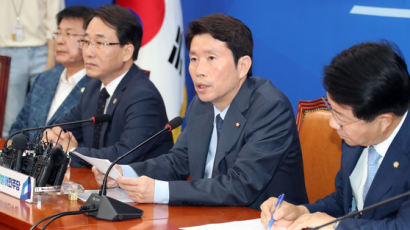 잠잠하던 구호 다시 앞세운 민주당…‘평화’, ‘적폐청산’으로 한국당 압박