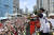 17일(현지시간) 캐나다 온타리오주 토론토 네이선 필립스 광장에서 열린 미국프로농구(NBA) 토론토 랩터스의 우승 기념 퍼레이드에서 이층버스에 탄 선수들이 샴페인을 뿌리고 있다.[AP=연합뉴스]