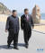 지난해 5월 8일 중국 다롄을 찾은 김정은 북한 국무위원장이 시진핑 중국 국가주석과 산보하며 이야기를 나누고 있다. [중국 신화망]