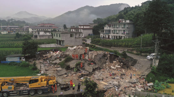 쓰촨성 강진 사망자 13명으로…건물 잔해 속 구조작업 안간힘