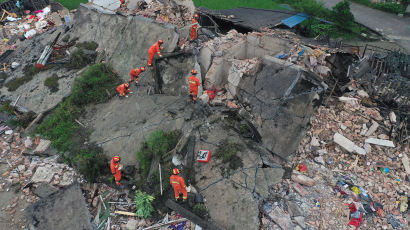 [서소문사진관] 쓰촨 성에 또 6.0 지진, 200여명 사상